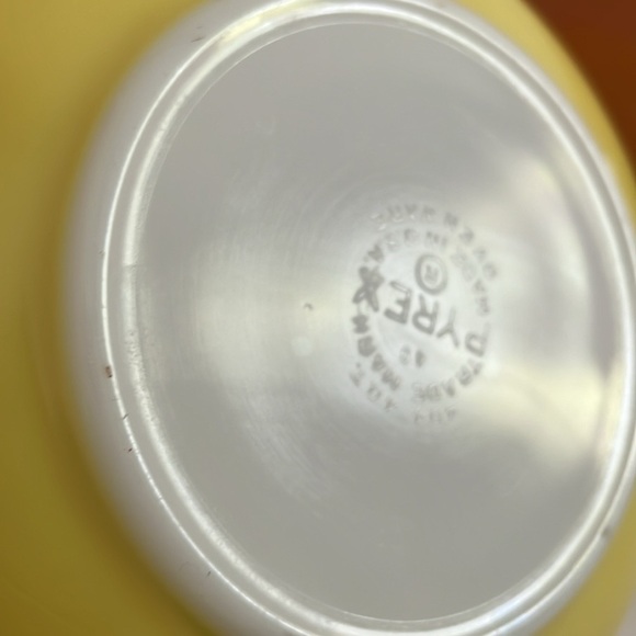 Set of Two Pyrex 4Q Primary Yellow and Flameglo Bowls - Picture 8 of 9
